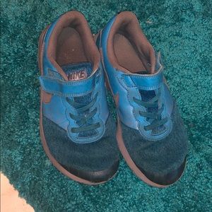 Nike boys shoes size 3Y free with another purchase